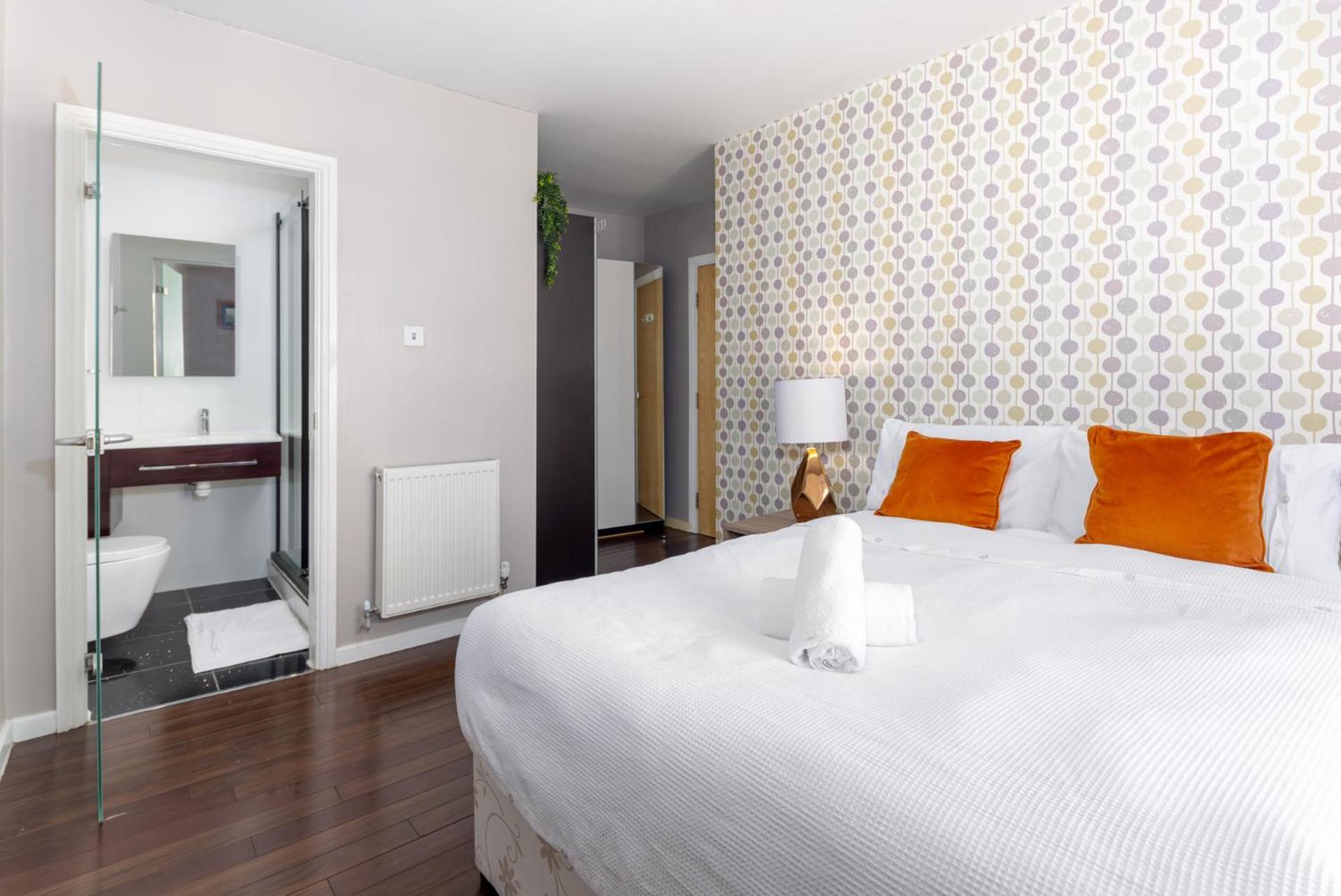 Flatzy - 3 Bedroom In Heart Of Centre Apartment *