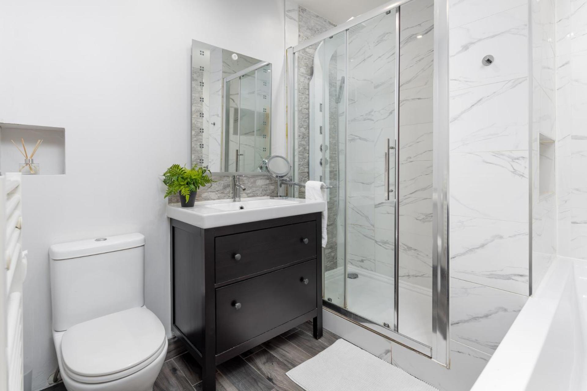 Flatzy - 3 Bedroom In Heart Of Centre *